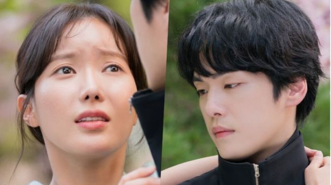 Im Soo Hyang dan Kim Jung Hyun saling menatap dalam potongan drama Korea 'Kokdu: Season of Deity'.  (Twitter/soompi)