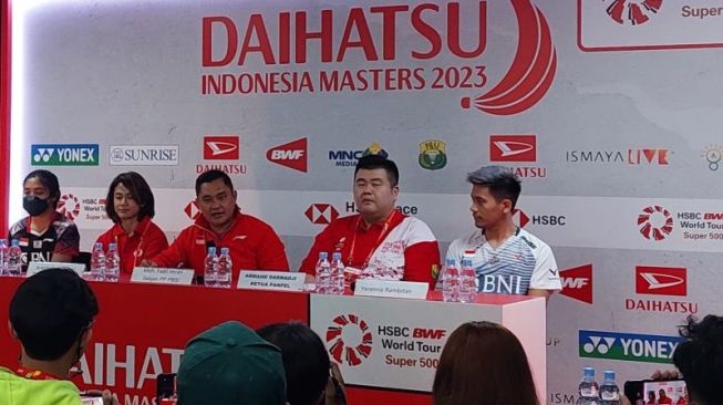 Pebulu tangkis Gregoria Mariska Tunjung, Ariavita Purnamasari (Head of Communication & Corporate Sustainability HSBC Indonesia), Moh. Fadil Imran (Sekjen PBSI), Armand Darmadji (Ketua Panpel), dan Yeremia Erich Yoche Yacob Rambitan dalam konferensi pers di Istora GBK, Senayan Jakarta, Senin (23/1/2023). (ANTARA/Muhammad Ramdan)