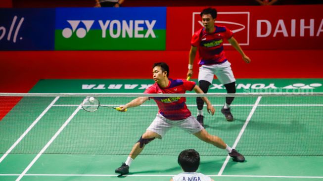 Pebulu tangkis ganda putra Indonesia Mohammad Ahsan dan Hendra Setiawan saat bertanding melawan ganda putra Jepang Akira Koga dan Taichi Saito dalam babak kualifikasi Daihatsu Indonesia Masters 2023 di Istora Senayan, Jakarta Pusat, Selasa (24/1/2023).