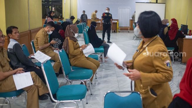 Warga mendapatkan vaksinasi booster Covid-19 kedua di Kantor Wali Kota Jakarta Timur, Selasa (24/1/2023). [Suara.com/Alfian Winanto]