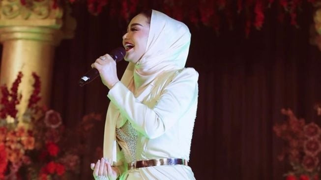 Potret Krisdayanti Berhijab saat Manggung (Instagram/@_ummi_pipik_)