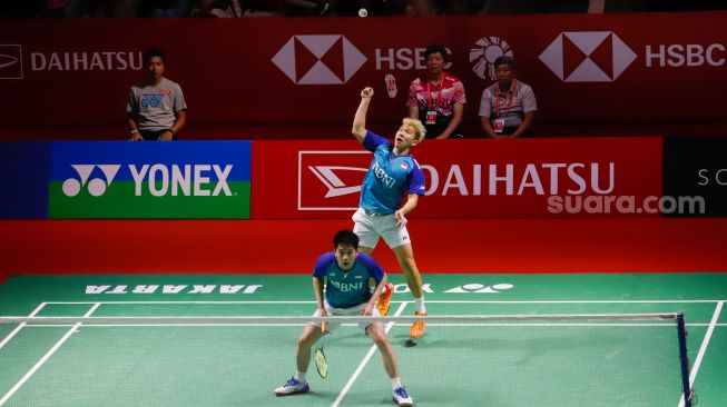 Pebulu tangkis ganda putra Indonesia Marcus Gideon dan Kevin Sanjaya saat bertanding melawan ganda putra Korea Kang Min Hyuk dan Seo Seung Jae dalam babak kualifikasi Daihatsu Indonesia Master 2023 di Istora Senayan, Jakarta Pusat, Selasa (24/1/2023). [Suara.com/Alfian Winanto]