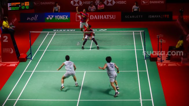 Pebulu tangkis ganda putra Indonesia Mohammad Ahsan dan Hendra Setiawan saat bertanding melawan ganda putra Jepang Akira Koga dan Taichi Saito dalam babak kualifikasi Daihatsu Indonesia Masters 2023 di Istora Senayan, Jakarta Pusat, Selasa (24/1/2023).