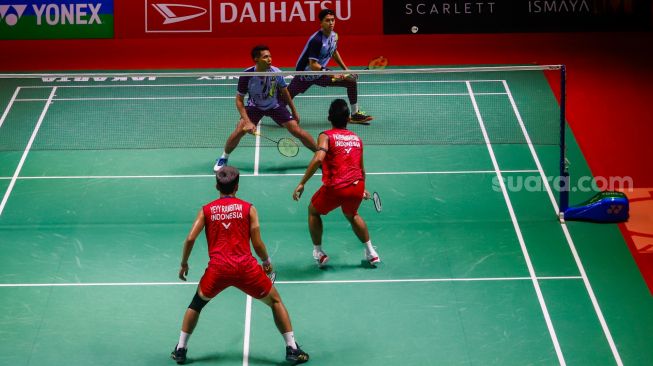 Pebulu tangkis ganda putra Indonesia Fajar Alfian dan Muhammad Rian Ardianto saat bertanding melawan sesama ganda Putra Indonesia Pramudya Kusumawardana dan Yeremi Rambitan dalam babak kualifikasi Daihatsu Indonesia Masters 2023 di Istora Senayan, Jakarta Pusat, Selasa (24/1/2023). [Suara.com/Alfian Winanto]