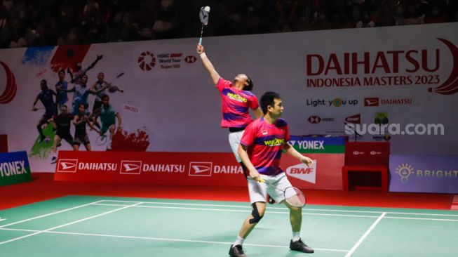 Pebulu tangkis ganda putra Indonesia Mohammad Ahsan dan Hendra Setiawan saat bertanding melawan ganda putra Jepang Akira Koga dan Taichi Saito dalam babak kualifikasi Daihatsu Indonesia Masters 2023 di Istora Senayan, Jakarta Pusat, Selasa (24/1/2023).