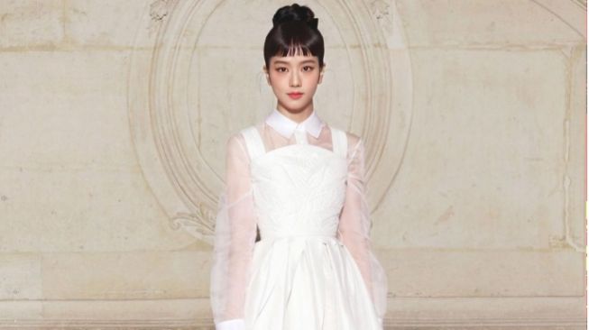 Jisoo BLACKPINK dalam acara Dior Couture Spring Summer 2023 [Instagam/dior]