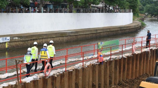 Presiden Joko Widodo didampingi Menteri PUPR Basuki Hadi Muljono dan Pj Gubernur DKI Jakarta Heru Budi Hartono meninjau proyek pembangunan sodetan Kali Ciliwung di Jakarta, Selasa (24/1/2023). [Foto: Kris - Biro Pers Sekretariat Presiden]