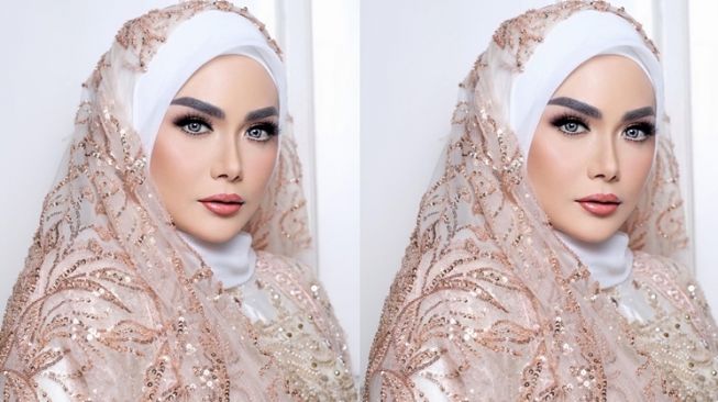 Potret Krisdayanti Berhijab saat Manggung (Instagram/@_ummi_pipik_)