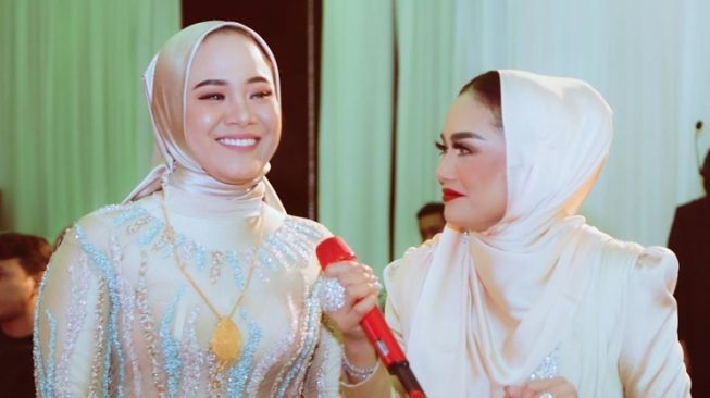 Potret Krisdayanti Berhijab saat Manggung (Instagram/@_ummi_pipik_)