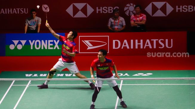 Pebulu tangkis ganda putra Indonesia Mohammad Ahsan dan Hendra Setiawan saat bertanding melawan ganda putra Jepang Akira Koga dan Taichi Saito dalam babak kualifikasi Daihatsu Indonesia Masters 2023 di Istora Senayan, Jakarta Pusat, Selasa (24/1/2023).