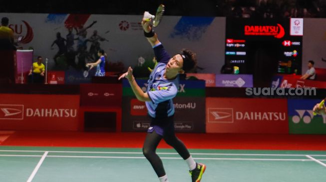 Pebulu tangkis ganda putra Indonesia Muhammad Rian Ardianto saat bertanding melawan sesama ganda Putra Indonesia Pramudya Kusumawardana dan Yeremi Rambitan dalam babak kualifikasi Daihatsu Indonesia Masters 2023 di Istora Senayan, Jakarta Pusat, Selasa (24/1/2023). [Suara.com/Alfian Winanto]