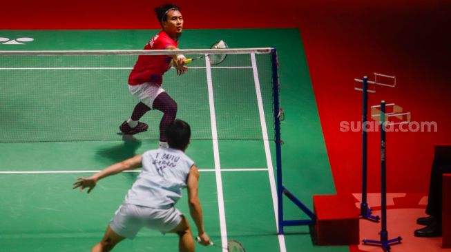 Pebulu tangkis ganda putra Indonesia Mohammad Ahsan dan Hendra Setiawan saat bertanding melawan ganda putra Jepang Akira Koga dan Taichi Saito dalam babak kualifikasi Daihatsu Indonesia Masters 2023 di Istora Senayan, Jakarta Pusat, Selasa (24/1/2023).