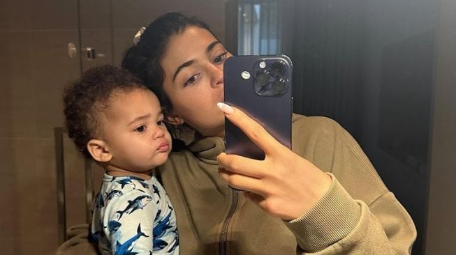 6 Potret Wajah Aire Webster, Anak Ke-2 Kylie Jenner yang Mulai Diungkap Setelah 1 Tahun Melahirkan