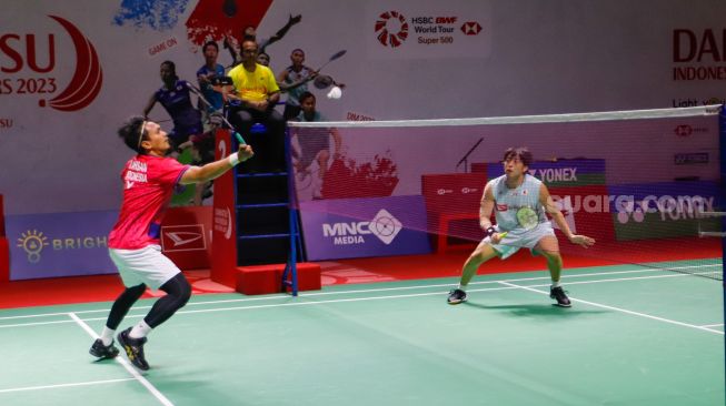 Pebulu tangkis ganda putra Indonesia Mohammad Ahsan dan Hendra Setiawan saat bertanding melawan ganda putra Jepang Akira Koga dan Taichi Saito dalam babak kualifikasi Daihatsu Indonesia Masters 2023 di Istora Senayan, Jakarta Pusat, Selasa (24/1/2023).