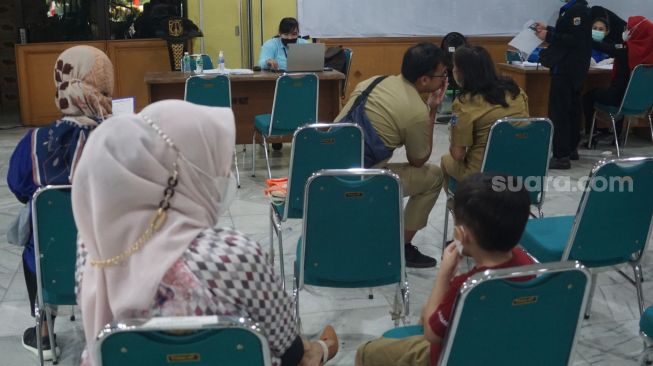 Warga mendapatkan vaksinasi booster Covid-19 kedua di Kantor Wali Kota Jakarta Timur, Selasa (24/1/2023). [Suara.com/Alfian Winanto]