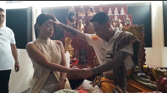 Wendy Walters menjalani rituan bersama Suhu Siam. [dokumentasi pribadi]