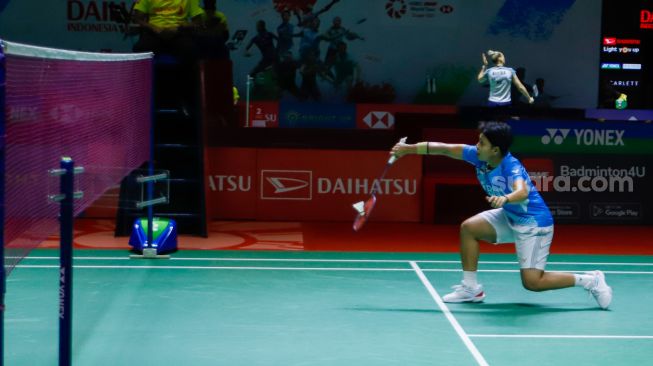 Pebulu tangkis ganda putri Indonesia Apriyani Rahayu saat bertanding melawan ganda putri China Taipei Chang Ching Hui dan Yang Ching Tun dalam babak 32 besar Daihatsu Indonesia Masters 2023 di Istora Senayan, Jakarta Pusat, Rabu (25/1/2023). [Suara.com/Alfian Winanto]