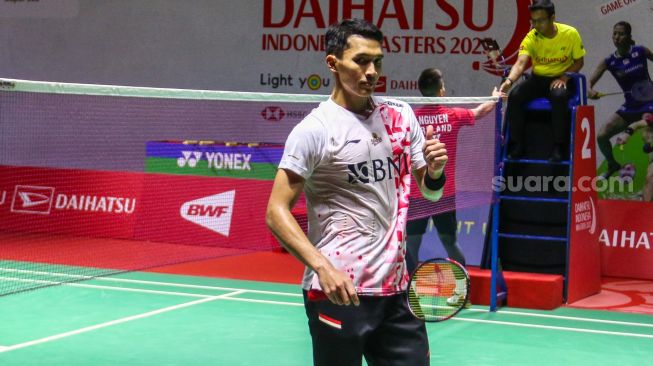 Pebulu tangkis tunggal putra Indonesia Jonatan Christie saat bertanding melawan tunggal putra Irlandia Nhat Nguyen dalam babak 32 besar Daihatsu Indonesia Masters 2023 di Istora Senayan, Jakarta Pusat, Rabu (25/1/2023). [Suara.com/Alfian Winanto]