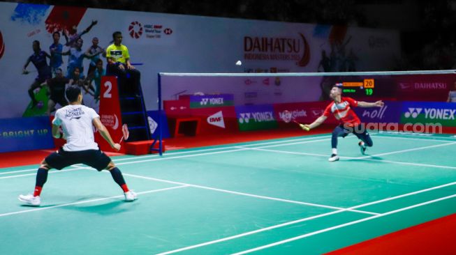 Pebulu tangkis tunggal putra Indonesia Jonatan Christie saat bertanding melawan tunggal putra Irlandia Nhat Nguyen dalam babak 32 besar Daihatsu Indonesia Masters 2023 di Istora Senayan, Jakarta Pusat, Rabu (25/1/2023). [Suara.com/Alfian Winanto]