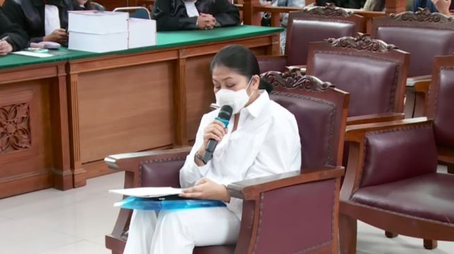 Putri Candrawathi membacakan nota pembelaan di PN Jakarta Selatan, Rabu (25/1/2023). (Suara.com/Rakha)