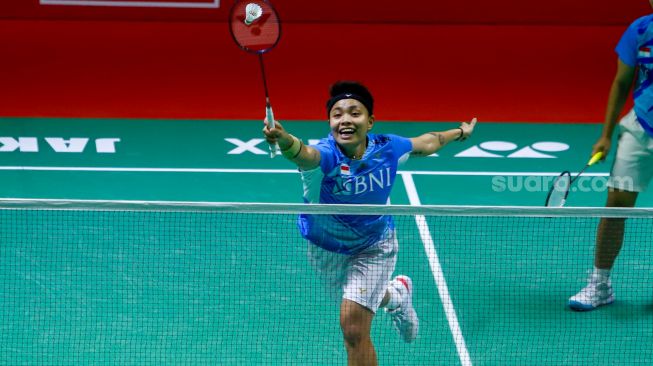 Pebulu tangkis ganda putri Indonesia Apriyani Rahayu  saat bertanding melawan ganda putri China Taipei Chang Ching Hui dan Yang Ching Tun dalam babak 32 besar Daihatsu Indonesia Masters 2023 di Istora Senayan, Jakarta Pusat, Rabu (25/1/2023). [Suara.com/Alfian Winanto]