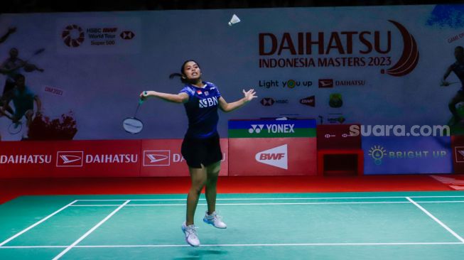 Pebulu tangkis tunggal putri Indonesia Gregoria Mariska Tunjung saat bertanding melawan tunggal putri Taiwan Sung Shuo Yun dalam babak 32 besar Daihatsu Indonesia Masters 2023 di Istora Senayan, Jakarta Pusat, Rabu (25/1/2023). [Suara.com/Alfian Winanto]