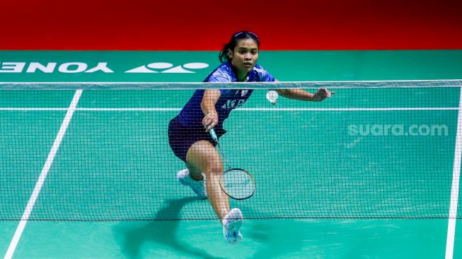 Pebulu tangkis tunggal putri Indonesia Gregoria Mariska Tunjung saat bertanding melawan tunggal putri Taiwan Sung Shuo Yun dalam babak 32 besar Daihatsu Indonesia Masters 2023 di Istora Senayan, Jakarta Pusat, Rabu (25/1/2023). [Suara.com/Alfian Winanto]