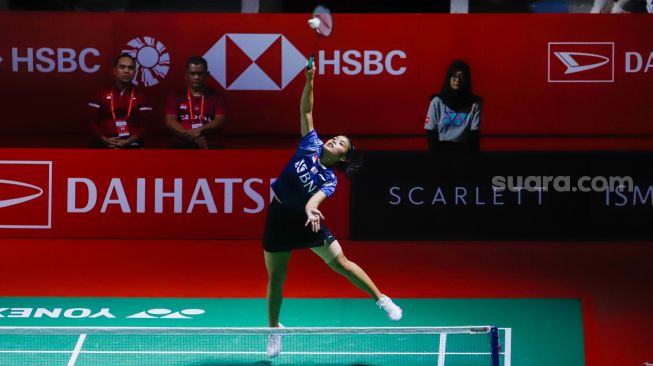 Pebulu tangkis tunggal putri Indonesia Gregoria Mariska Tunjung saat bertanding melawan tunggal putri Taiwan Sung Shuo Yun dalam babak 32 besar Daihatsu Indonesia Masters 2023 di Istora Senayan, Jakarta Pusat, Rabu (25/1/2023). [Suara.com/Alfian Winanto]