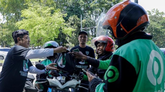 Kowarteg Indonesia Berbagi Paket Nasi untuk Warga Hingga Ojol di Kabupaten Bandung