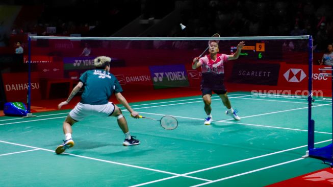 Pebulu tangkis tunggal putra Indonesia Anthony Sinisuka Ginting saat bertanding melawan tunggal putra Hongkong Lee Cheuk Yiu dalam babak 32 besar Daihatsu Indonesia Masters 2023 di Istora Senayan, Jakarta Pusat, Rabu (25/1/2023). [Suara.com/Alfian Winanto]