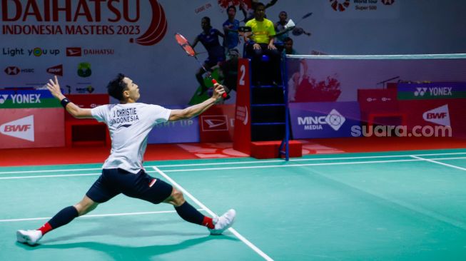 Pebulu tangkis tunggal putra Indonesia Jonatan Christie saat bertanding melawan tunggal putra Irlandia Nhat Nguyen dalam babak 32 besar Daihatsu Indonesia Masters 2023 di Istora Senayan, Jakarta Pusat, Rabu (25/1/2023). [Suara.com/Alfian Winanto]