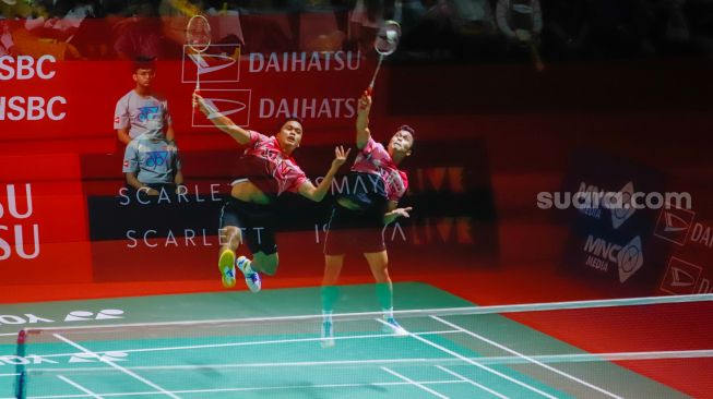 Foto Double Eksposute Pebulu tangkis tunggal putra Indonesia Anthony Sinisuka Ginting saat bertanding melawan tunggal putra Hongkong Lee Cheuk Yiu dalam babak 32 besar Daihatsu Indonesia Masters 2023 di Istora Senayan, Jakarta Pusat, Rabu (25/1/2023). [Suara.com/Alfian Winanto]