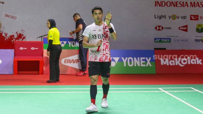 Pebulu tangkis tunggal putra Indonesia Jonatan Christie saat bertanding melawan tunggal putra Irlandia Nhat Nguyen dalam babak 32 besar Daihatsu Indonesia Masters 2023 di Istora Senayan, Jakarta Pusat, Rabu (25/1/2023). [Suara.com/Alfian Winanto]