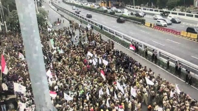 Tuntut Kesejahteraan, Seribu Lebih Perangkat Desa Tasikmalaya Pergi Demo ke Gedung Parlemen di Jakarta