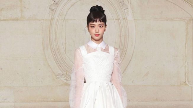 Manisnya Gak Ada Obat! Potret Jisoo BLACKPINK Kolaborasi dengan Dior di Paris Fashion Week 2023
