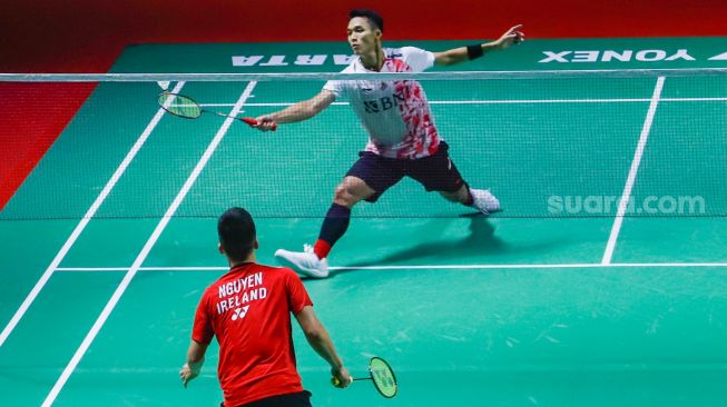 Pebulu tangkis tunggal putra Indonesia Jonatan Christie saat bertanding melawan tunggal putra Irlandia Nhat Nguyen dalam babak 32 besar Daihatsu Indonesia Masters 2023 di Istora Senayan, Jakarta Pusat, Rabu (25/1/2023). [Suara.com/Alfian Winanto]