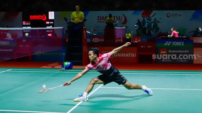 Pebulu tangkis tunggal putra Indonesia Anthony Sinisuka Ginting saat bertanding melawan tunggal putra Hongkong Lee Cheuk Yiu dalam babak 32 besar Daihatsu Indonesia Masters 2023 di Istora Senayan, Jakarta Pusat, Rabu (25/1/2023). [Suara.com/Alfian Winanto]