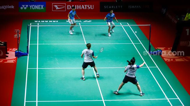 Pebulu tangkis ganda putri Indonesia Apriyani Rahayu dan Siti Fadia Silva Ramadhanti saat bertanding melawan ganda putri China Taipei Chang Ching Hui dan Yang Ching Tun dalam babak 32 besar Daihatsu Indonesia Masters 2023 di Istora Senayan, Jakarta Pusat, Rabu (25/1/2023). [Suara.com/Alfian Winanto]