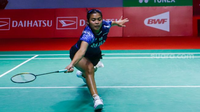 Pebulu tangkis tunggal putri Indonesia Gregoria Mariska Tunjung saat bertanding melawan tunggal putri Taiwan Sung Shuo Yun dalam babak 32 besar Daihatsu Indonesia Masters 2023 di Istora Senayan, Jakarta Pusat, Rabu (25/1/2023). [Suara.com/Alfian Winanto]