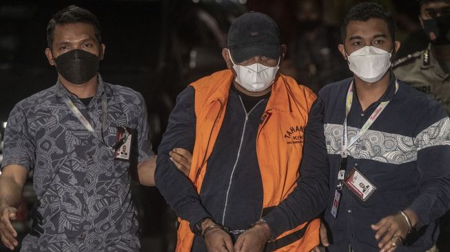 Sempat Jadi Buronan, Eks Panglima GAM Izil Azhar Tiba di KPK dengan Tangan Diborgol