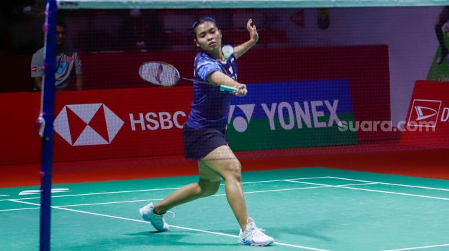 Pebulu tangkis tunggal putri Indonesia Gregoria Mariska Tunjung saat bertanding melawan tunggal putri Taiwan Sung Shuo Yun dalam babak 32 besar Daihatsu Indonesia Masters 2023 di Istora Senayan, Jakarta Pusat, Rabu (25/1/2023). [Suara.com/Alfian Winanto]