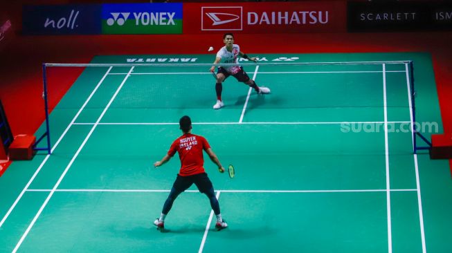 Pebulu tangkis tunggal putra Indonesia Jonatan Christie saat bertanding melawan tunggal putra Irlandia Nhat Nguyen dalam babak 32 besar Daihatsu Indonesia Masters 2023 di Istora Senayan, Jakarta Pusat, Rabu (25/1/2023). [Suara.com/Alfian Winanto]