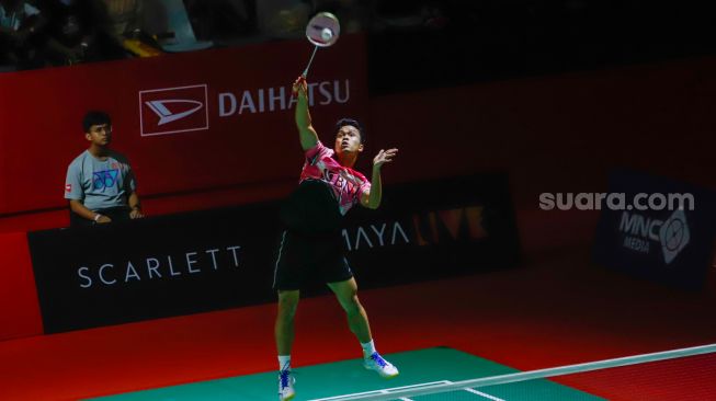 Pebulu tangkis tunggal putra Indonesia Anthony Sinisuka Ginting saat bertanding melawan tunggal putra Hongkong Lee Cheuk Yiu dalam babak 32 besar Daihatsu Indonesia Masters 2023 di Istora Senayan, Jakarta Pusat, Rabu (25/1/2023). [Suara.com/Alfian Winanto]