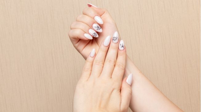 5 Dampak Negatif Penggunaan Fake Nails, Bisa Sebabkan Infeksi pada Kuku!