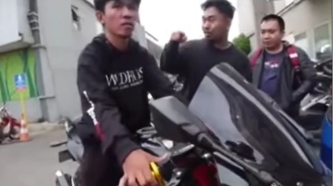 Tiko coba kendarai sepeda motor barunya. (Instagram/ @irfan.jayani)