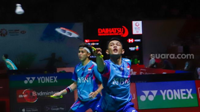 Pebulu tangkis ganda putra Indonesia Fajar Alfian dan Muhammad Rian Ardianto saat bertanding melawan ganda putra Taiwan Chang Ko-Chi dan Po Li-Wei dalam babak 16 besar Daihatsu Indonesia Masters 2023 di Istora Senayan, Jakarta Pusat, Kamis (26/1/2023). [Suara.com/Alfian Winanto]