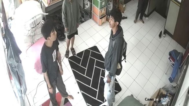 Samsul Yudianto (kanan) pelaku pemerkosaan terhadap mantan pacar di kantor ekspedisi Kalideres, Jakbar. (tangkapan layar/ist)