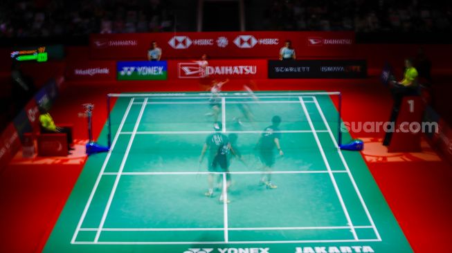 Foto Multiple Kesposure Pebulu tangkis tunggal putri Indonesia Gregoria Mariska Tunjung saat bertanding melawan tunggal putri China He Bing Jiao dalam babak 16 besar Daihatsu Indonesia Masters 2023 di Istora Senayan, Jakarta Pusat, Kamis (26/1/2023). [Suara.com/Alfian Winanto]