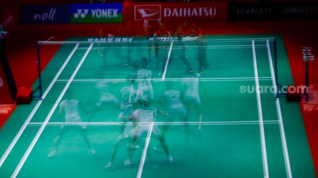 Pebulu tangkis ganda putri Indonesia Lanny Tia Mayasari dan Ribka Sugiarto saat bertanding melawan ganda putri India Tanisha Crasto dan Ashwini dalam babak 16 besar Daihatsu Indonesia Masters 2023 di Istora Senayan, Jakarta Pusat, Kamis (26/1/2023). [Suara.com/Alfian Winanto]