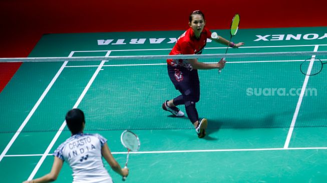 Pebulu tangkis ganda putri Indonesia Lanny Tia Mayasari dan Ribka Sugiarto saat bertanding melawan ganda putri India Tanisha Crasto dan Ashwini dalam babak 16 besar Daihatsu Indonesia Masters 2023 di Istora Senayan, Jakarta Pusat, Kamis (26/1/2023). [Suara.com/Alfian Winanto]